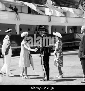 Gouverneur von Queensland Colonel Sir Henry Abel Smith gruss Queen. Die Royal Yacht Britannia hatte gerade bei Newstead am Brisbane River angedockt. Auf der rechten Seite ist Premier Frank Nicklin. Stockfoto