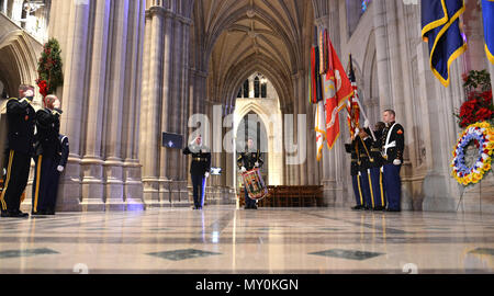 Generalmajor Bradley A. Becker, Kommandierender General, US Army Military District von Washington, führte eine US-Streitkräfte Presidential volle Ehre Wreath-Laying Zeremonie, Dez. 28, 2016 an der Washington National Cathedral zu Ehren des Präsidenten Thomas Woodrow Wilson's 160. Geburtstag. Stockfoto