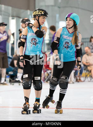 Roller Derby Aktion mit Sonoma vs Shasta in Redding, Kalifornien. Stockfoto