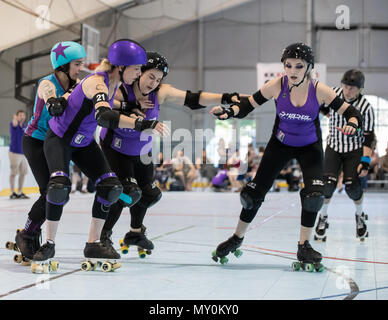 Roller Derby Aktion mit Sonoma vs Shasta in Redding, Kalifornien. Stockfoto