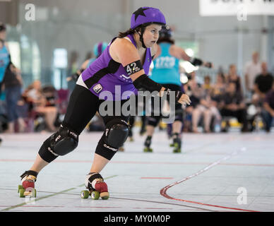 Roller Derby Aktion mit Sonoma vs Shasta in Redding, Kalifornien. Stockfoto