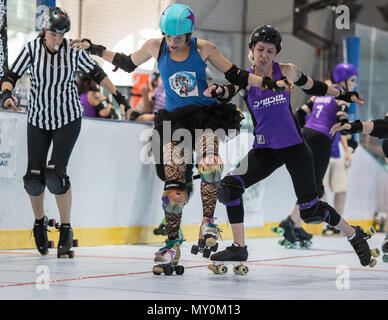 Roller Derby Aktion mit Sonoma vs Shasta in Redding, Kalifornien. Stockfoto