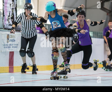 Roller Derby Aktion mit Sonoma vs Shasta in Redding, Kalifornien. Stockfoto