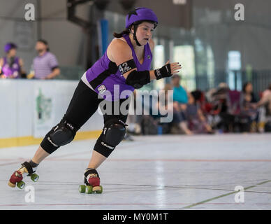 Roller Derby Aktion mit Sonoma vs Shasta in Redding, Kalifornien. Stockfoto