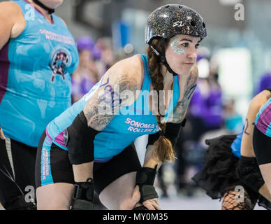 Roller Derby Aktion mit Sonoma vs Shasta in Redding, Kalifornien. Stockfoto