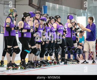 Roller Derby Aktion mit Sonoma vs Shasta in Redding, Kalifornien. Stockfoto