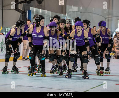 Roller Derby Aktion mit Sonoma vs Shasta in Redding, Kalifornien. Stockfoto