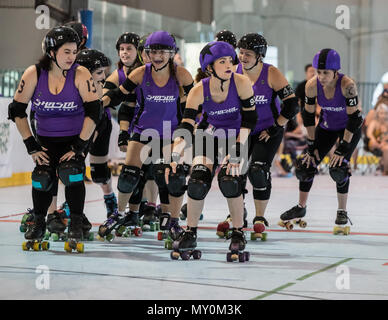 Roller Derby Aktion mit Sonoma vs Shasta in Redding, Kalifornien. Stockfoto