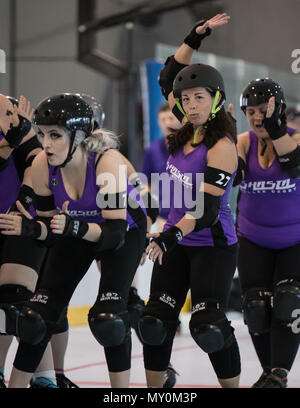 Roller Derby Aktion mit Sonoma vs Shasta in Redding, Kalifornien. Stockfoto