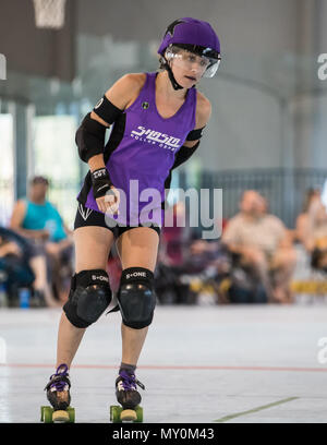 Roller Derby Aktion mit Sonoma vs Shasta in Redding, Kalifornien. Stockfoto