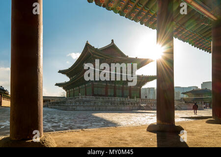 Morgen Sonnenaufgang an der Gyeongbokgung Palast in Seoul, Korea. Stockfoto