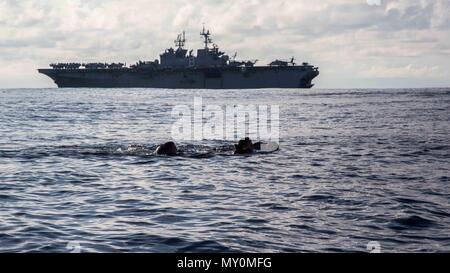 Am Meer, im Indischen Ozean (25. November 2016) Marines mit dem Maritimen Raid-Kraft, 11 Marine Expeditionary Unit, eine zwei Kilometer lange Gerippte schwimmen neben der USS Makin Island (LL 8), während flott in den Indischen Ozean, Nov. 25, 2016. Die Schwimmen erlaubt das MRF ihre zwei Kilometer in einer Stunde wie der Makin Island Amphibious Ready Gruppe/11 MEU Erlös westwärts vom 7. Flotte von Verantwortung gegenüber AOR des 5 Flotte zu unterstützen. (US Marine Corps Foto von Cpl. Devan K. Gowans/Freigegeben) Stockfoto