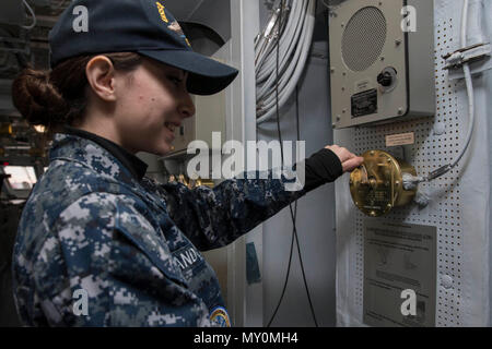 NEWPORT NEWS, Virginia (31. 16, 2016) - - Seemann Lydia Pandorf, einem Navigationssystem Abteilung Sailor zugeordnet Pre-Commissioning Unit Gerald R. Ford (CVN 78), simuliert mit dem Schiff von Pfeifen im Inneren der Brücke. Ford ist der erste Flugzeugträger mit elektrischem Schnickschnack anstatt der Dampf Whistles, auf der Nimitz-Klasse Träger gefunden werden ausgestattet werden. (U.S. Marine Foto von Petty Officer 2. Klasse Kristopher Ruiz) Stockfoto