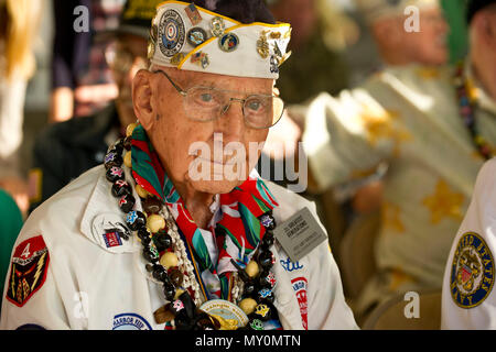 Pearl Harbor überlebenden Stuart Hedley besucht eine Kranzniederlegung und würdigen Zeremonie Dez. 5, 2016, zu Ehren der mehr als 30 Menschen getötet und 50 bei Wheeler Army verletzt, als Japan seinen Angriff auf Oahu, Hawaii, begann vor 75 Jahren. Hedley wurde auf die USS West Virginia zugeordnet und wurde an Bord des Schiffes der Zeit des Angriffs. DoD Foto von Lisa Ferdinando Stockfoto