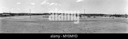 Panorama der abgeschlossene Wohnsitze an Inala, August 1962. Die kleine Gemeinde von Serviceton wurde 1946 von der Serviceton Genossenschaft für die Entwicklung ausgewählt wurden, um dem Mangel an Treffen-Gehäuse. Die Gesellschaft gekauft 850 Morgen Land, das von der Queensland Gehäuse Kommission im Jahre 1950 getroffen wurde, zu der Sie weitere 200 Hektar hinzugefügt. Die Gegend war Inala 1953 umbenannt, um Verwechslungen mit der Stadt Serviceton in Südaustralien zu vermeiden. Inala war geplant als Satellit Stadt Brisbane und Häuser weitgehend modernistischen Revival Stil mit Elementen des Art Deco. Stockfoto