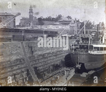 Schnabeltier und ein anderes Schiff im Süden Brisbane Graving Dock,. Der Dampf bagger Platypus in 1883 von William Simons gebaut wurde &; Co Ltd an der Renfrew, Schottland für die Regierung von Queensland. Seit mehr als 40 Jahren Sie Baggerte Versand Tv in den Häfen entlang der Küste von Queensland. 1926 wurde sie in das Trockendock in South Brisbane) nützliche Ausrüstung beraubt zu werden. Am 21. Oktober 1926 Der Schiffsrumpf war als Wellenbrecher Ablösen Insel Moreton Bay, wo sie auch heute noch liegt versenkt. Im Hintergrund ist der ehemalige Süden Bri Stockfoto