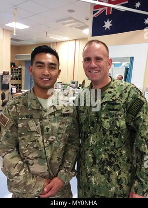 Hospital Corpsman 2. Klasse Carloconrado Limos posiert für ein Foto mit dem 14. Master Chief Petty Officer von der Navy Steven Giordano (Foto mit freundlicher Genehmigung von HM2 Limousinen). Stockfoto