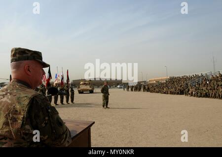 Soldaten der 29 Infanterie Division in einer Übertragung der Autorität Zeremonie zum 19. Dezember 2016 in Camp Arifjan, Kuwait beteiligen. Die 29.-ID wird als erste Zwischenabteilung Hauptsitz in der Armee zentralen Verantwortungsbereich dienen. (Foto von Sgt. Kelly, Gary, 29 Infanterie Division Public Affairs) Stockfoto