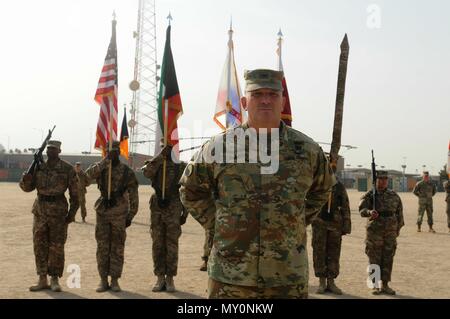 Soldaten der 29 Infanterie Division in einer Übertragung der Autorität Zeremonie zum 19. Dezember 2016 in Camp Arifjan, Kuwait beteiligen. Die 29.-ID wird als erste Zwischenabteilung Hauptsitz in der Armee zentralen Verantwortungsbereich dienen. (Foto von Sgt. Kelly, Gary, 29 Infanterie Division Public Affairs) Stockfoto