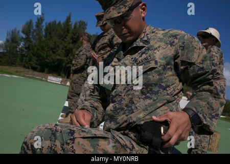 Staff Sgt. Jorge Estrada, ein Lager Sekretärin am 31 Marine Expeditionary Unit, lädt eine M9A1 9-mm-Pistole Magazin während der Treffsicherheit Training im Camp Hansen, Okinawa, Japan, Oktober 4, 2017. Marines mit dem 31 MEU an jährlichen Trainings Pistole Qualifikation zu verbessern und zur Bekämpfung bereit halten. Wie das Marine Corps' nur kontinuierlich vorwärts - eingesetzt, die 31 MEU luft-Boden-Logistik Team bietet eine flexible Kraft, bereit, eine breite Palette von militärischen Operationen auszuführen, von begrenzt zur Bekämpfung der humanitären Hilfsmaßnahmen, der gesamten Indo-Asia-P Stockfoto