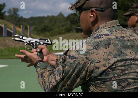 Staff Sgt. Jorge Estrada, ein Lager Sekretärin am 31 Marine Expeditionary Unit, lädt eine M9A1 9-mm-Pistole während Treffsicherheit Training im Camp Hansen, Okinawa, Japan, Oktober 4, 2017. Marines mit dem 31 MEU an jährlichen Trainings Pistole Qualifikation zu verbessern und zur Bekämpfung bereit halten. Wie das Marine Corps' nur kontinuierlich vorwärts - eingesetzt, die 31 MEU luft-Boden-Logistik Team bietet eine flexible Kraft, bereit, eine breite Palette von militärischen Operationen auszuführen, von begrenzt zur Bekämpfung der humanitären Hilfsmaßnahmen, der gesamten Indo-Asia - Pazifik r Stockfoto