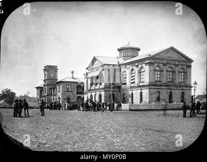 Post und Court House, Margaret Street, Toowoomba, c 1880. Von der Queensland Erbe Registerid=600847) Die Toowoomba Post, deren Bau im Jahre 1880 abgeschlossen wurde, ist eine der drei noch vorhandenen Postämter in den klassischen Revival Stil gebaut, mit den beiden anderen in Maryborough (1866) und Brisbane (1871). Das vierte Gebäude dieser Art wurde in Dalby (1867), aber ist jetzt abgerissen. Ausschreibung für ein neues Gebäude der Post- und Telegraphenwesen Büros neben der neuen Gerichtsgebäude Haus wurden im Jahr 1877 genannt. Die Ausschreibung von Johannes Gargett (auch der Auftragnehmer für die angrenzenden Cou Stockfoto