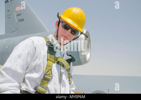 Airman 1st Class Ryan Hobbs, 380 KC-10 Crew Chief, Retouren aus Ein- und Auslass Inspektion am Motor 2 von einer KC-10 Flugzeuge, Al Dhafra Air Base, Vereinigte Arabische Emirate, 29. Mai 2018. . Während einer Inspektion, Hobbs Kontrollen allgemein Hardware, Motor und Lüfterflügel auf sichtbare Schäden. (U.S. Air Force Foto: Staff Sgt. Ross A. Whitley) Stockfoto