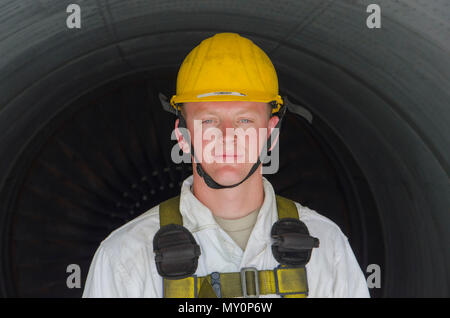 Airman 1st Class Ryan Hobbs, 380 KC-10 Crew Chief, Retouren aus Ein- und Auslass Inspektion am Motor 2 von einer KC-10 Flugzeuge, Al Dhafra Air Base, Vereinigte Arabische Emirate, 29. Mai 2018. Mannschaft Leiter sind verantwortlich für die Wartung der Flotte des 380 Air Expeditionary Wing von Flugzeugen. (U.S. Air Force Foto: Staff Sgt. Ross A. Whitley) Stockfoto