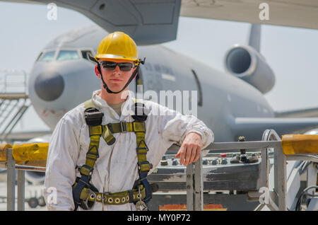 Airman 1st Class Ryan Hobbs, 380 KC-10 Mannschaft Leiter, nach der Ein- und Auslassseite Inspektion am Motor 2 von einer KC-10 Flugzeuge, Al Dhafra Air Base, Vereinigte Arabische Emirate, 29. Mai 2018. Als Crew Chief Hobbs führt Inspektionen und Reparaturen KC-10 Motoren. (U.S. Air Force Foto: Staff Sgt. Ross A. Whitley) Stockfoto