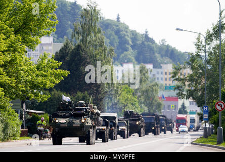 Die Einheimischen von Nachod, Tschechien, Watch Soldaten des 2.Kavallerie Regiment (2 CR) Vorbereiten der tschechisch-polnischen Grenze während ihrer Stryker Konvoi Bewegung nach Litauen zu während der US-Armee in Europa Sabre Streik 18 Übung, am 30. Mai. 2CR Ausführung Schnelle Montage von rund 1.000 Militärfahrzeuge und ungefähr 3.500 Soldaten mit Bewegung durch Polen, Litauen, Tschechien und Estland (U.S. Armee finden Foto vom Kapitän Jeku Arce, 221 Öffentliche Angelegenheiten Distanz). Stockfoto