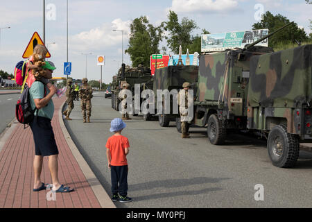 Die Einheimischen von Nachod, Tschechien, Watch Soldaten des 2.Kavallerie Regiment (2 CR) Vorbereiten der tschechisch-polnischen Grenze während ihrer Stryker Konvoi Bewegung nach Litauen zu während der US-Armee in Europa Sabre Streik 18 Übung, am 30. Mai. 2CR Ausführung Schnelle Montage von rund 1.000 Militärfahrzeuge und ungefähr 3.500 Soldaten mit Bewegung durch Polen, Litauen, Tschechien und Estland (U.S. Armee finden Foto vom Kapitän Jeku Arce, 221 Öffentliche Angelegenheiten Distanz). Stockfoto