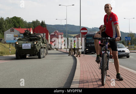 Die Einheimischen von Nachod, Tschechien, Watch Soldaten des 2.Kavallerie Regiment (2 CR) Vorbereiten der tschechisch-polnischen Grenze während ihrer Stryker Konvoi Bewegung nach Litauen zu während der US-Armee in Europa Sabre Streik 18 Übung, am 30. Mai. 2CR Ausführung Schnelle Montage von rund 1.000 Militärfahrzeuge und ungefähr 3.500 Soldaten mit Bewegung durch Polen, Litauen, Tschechien und Estland (U.S. Armee finden Foto vom Kapitän Jeku Arce, 221 Öffentliche Angelegenheiten Distanz). Stockfoto