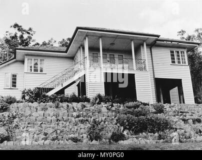 Queensland Gehäuse Kommission Wohnung, Tarragindi, c 1954. Der Telegraph vom 11. Juli 1946 Zustand hat 1.333 Bausteine 188730456) Bis zum 30. Juni letzten das Queensland Gehäuse Kommission erworben hatte Land in Höhe von insgesamt 1.333 Gebäude Zuteilungen in Brisbane, der Minister für öffentliche Arbeiten und Wohnungswesen (Herr Bruce) heute bekannt. Die Länder waren wie folgt: Villa Claudia, 99 Kleingärten; Banyo, 11; Camp Hill, 17; Cannon Hill, 11; Chermside-Wavell Höhen, 261; Coorparoo, 187; Corinda-Graceville, 20; Enoggera-Gaythorne - Mitchelton, 228; Fairfield-Yeronga, 25, Indooroopilly-Taringa, 22; Kedron, 20; Wynnum-Man Stockfoto