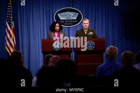 Dana White, der Assistent des Verteidigungsministers für öffentliche Angelegenheiten und des US Marine Corps Generalleutnant Kenneth F. McKenzie, die Gemeinsame Personal Direktor, kurz der Presse auf das Pentagon in Washington, D.C., 31. Mai 2018. (DoD Foto von Master Sgt. Angelita M.Lawrence) Stockfoto