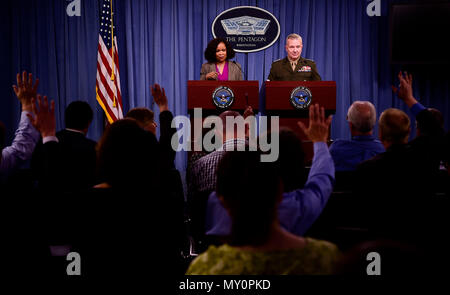 Dana White, der Assistent des Verteidigungsministers für öffentliche Angelegenheiten und des US Marine Corps Generalleutnant Kenneth F. McKenzie, die Gemeinsame Personal Direktor, kurz der Presse auf das Pentagon in Washington, D.C., 31. Mai 2018. (DoD Foto von Master Sgt. Angelita M.Lawrence) Stockfoto