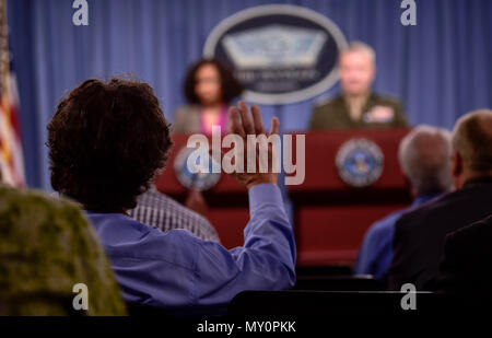 Dana White, der Assistent des Verteidigungsministers für öffentliche Angelegenheiten und des US Marine Corps Generalleutnant Kenneth F. McKenzie, die Gemeinsame Personal Direktor, kurz der Presse auf das Pentagon in Washington, D.C., 31. Mai 2018. (DoD Foto von Master Sgt. Angelita M.Lawrence) Stockfoto