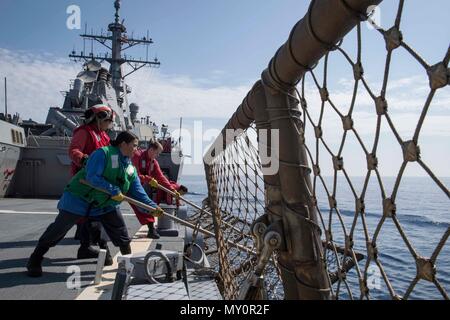 180530-N-KP 946-0015 MITTELMEER (30. Mai 2018) Segler unteren Flight Deck Schienen an Bord der Arleigh-Burke-Klasse geführte Anti-raketen-Zerstörer USS Donald Cook (DDG75) Mai 30, 2018. Donald Cook, Vorwärts - Rota, Spanien bereitgestellt werden, wird auf der siebten Patrouille in den USA 6 Flotte Bereich der Maßnahmen zur Unterstützung der regionalen Verbündeten und Partner, und die nationale Sicherheit der USA Interessen in Europa und Afrika. (U.S. Marine Foto von Mass Communication Specialist 2. Klasse Alyssa Wochen/Freigegeben) Stockfoto