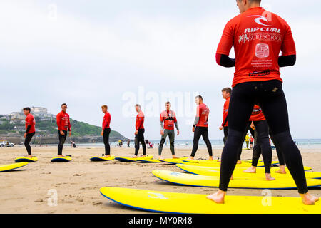 Surf Schule Unterricht auf den Fistral Beach, Newquay, Cornwall, Großbritannien Stockfoto