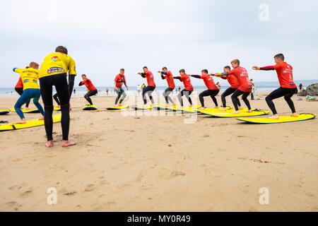 Surf Schule Unterricht auf den Fistral Beach, Newquay, Cornwall, Großbritannien Stockfoto