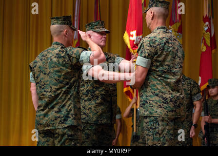 Brig. Gen. Daniel B. Conley, Mitte, ausgehende Kommandierender General des 3. Marine Logistics Group, übergibt der 3. Mlg Farben Col. Ronald C. Braney, eingehende kommandierender Offizier der 3. MLG, während einer Übertragung der Befehls Zeremonie am 1. Juni 2018 im Camp Foster, Okinawa, Japan. Die Weitergabe der Farben symbolisiert die offizielle Übergabe der Einheit von 1 Commander zum nächsten. Conley ist ein Eingeborener von Falmouth, Massachusetts. Braney ist ein Eingeborener von Rochester, New York. (U.S. Marine Corps Foto von Cpl. Joshua Pinkney) Stockfoto