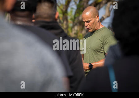 Maj. Michael W. Knapp, Operations Officer, Verwundete Krieger Battalion-West, liest die Navy Cross Zitat von Sgt. Rafael Peralta zu Service Mitglieder und ihre Familien vor der Sergeant Rafael Peralta 10 nautische Meile Relais auf der Marine Corps Base Camp Pendleton, Calif., 1. Juni 2018. Der Lauf diente als eine Art Kameradschaft zwischen den Marines und Segler zu bauen. (U.S. Marine Corps Foto von Cpl. Juan C. Bustos) Stockfoto