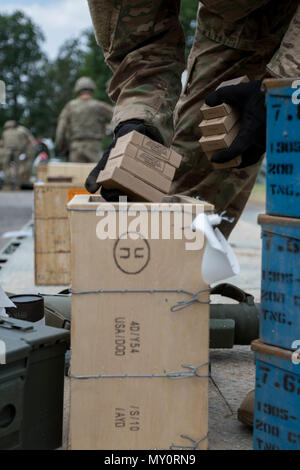 Eine 2D-Cavalry Regiment Soldaten zählt simulierten Munition für die Verteilung während einer Schulungsveranstaltung während der Übung U.S. Army Europe Sabre Streik 18, Powidz, Polen, Juni 1. Dies ist das erste vollständige Bekämpfung Last und Verteilung von Munition in Europa mit über 40.000 Pfund netto explosive (U.S. Armee finden Foto vom Kapitän Jeku Arce, 221St Public Affairs Distanz). Stockfoto