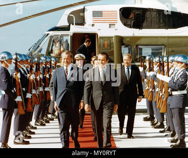 Präsident Nixon und Bundeskanzler Willy Brandt zu Fuß den roten Teppich vorbei an einem Spalier, als sie Armee ein Hubschrauber am Key Biscayne Hubschrauberlandeplatz Ankunft aussteigen. 12/28/1971. Stockfoto