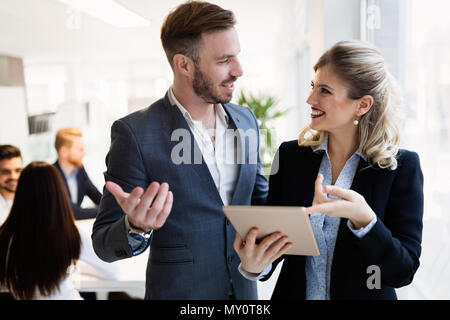 Junge attraktive Architekten mit digitalen Tablette im Büro Stockfoto