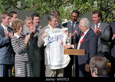 10/26/1988 Präsident Reagan Nancy Reagan Tommy Lasorda Peter O'Malley Steve Sax Tim Belcher Alejandro Pena Mike Marshall Mike Scioscia gruss World Baseball champion Los Angeles Dodgers in Rosengarten und mit Jersey vorgestellt Stockfoto