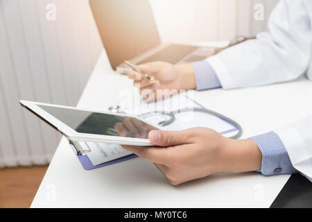 Gesundheitswesen und Medizinische Konzept, Arzt auf Tablet und Arbeiten im Büro. Stockfoto