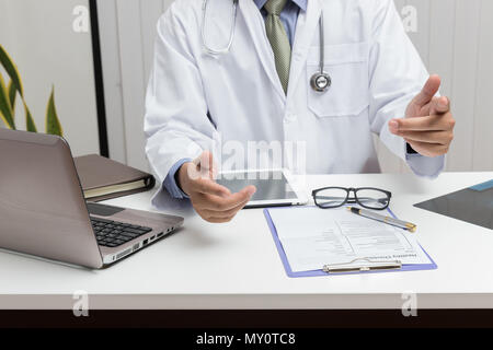 Gesundheitswesen und Medizinische Konzept, Arzt auf Tablet und Arbeiten im Büro. Stockfoto