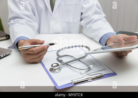 Gesundheitswesen und Medizinische Konzept, Arzt auf Tablet und Arbeiten im Büro. Stockfoto