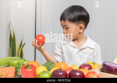 Gesunde Ernährung und Konzept. Kinder lernen über Ernährung zu wählen, wie frisches Obst und Gemüse zu essen. Stockfoto