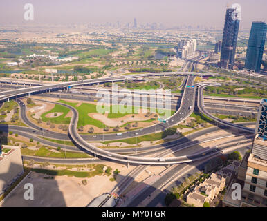 Tolle Aussicht auf die Kreuzung Straßen von oben in Dubai. Der Verkehr auf der Autobahn. Hintergrund Foto Stockfoto